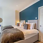 Holiday home 3-bedroom With Free Parking&flexible Bed Configuration *