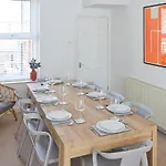 Holiday home 3-bedroom With Free Parking&flexible Bed Configuration *