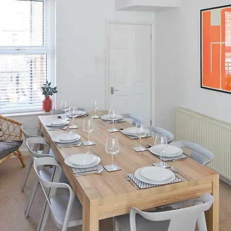 Semesterbostad 3-bedroom With Free Parking&flexible Bed Configuration *