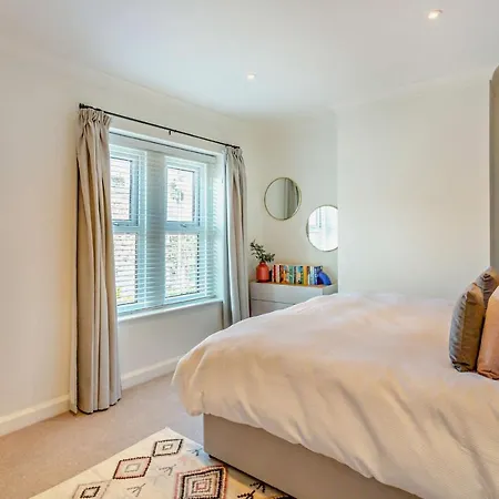 Semesterbostad 3-bedroom With Free Parking&flexible Bed Configuration *